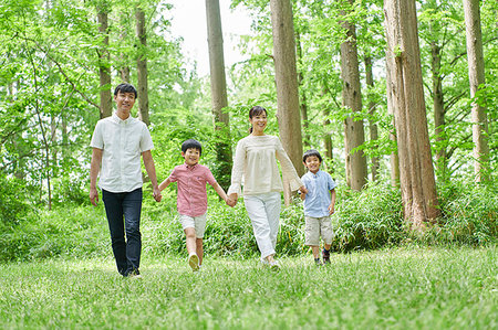 simsearch:622-09235708,k - Japanese family in a city park Fotografie stock - Premium Royalty-Free, Codice: 622-09235696