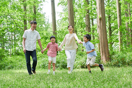 simsearch:622-09235708,k - Japanese family in a city park Fotografie stock - Premium Royalty-Free, Codice: 622-09235697