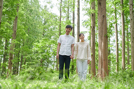 simsearch:622-09235744,k - Japanese couple in a city park Photographie de stock - Premium Libres de Droits, Code: 622-09235691