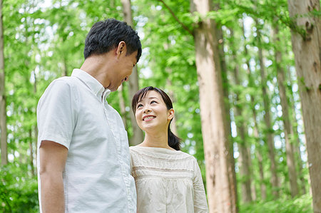 simsearch:622-09235708,k - Japanese couple in a city park Fotografie stock - Premium Royalty-Free, Codice: 622-09235692