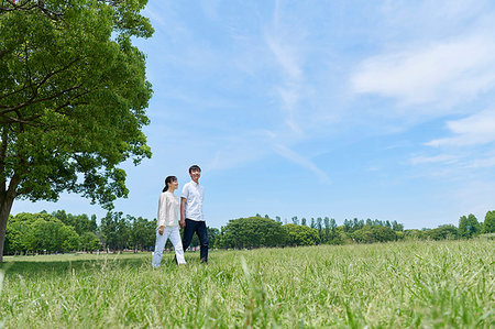 simsearch:622-09235708,k - Japanese couple in a city park Fotografie stock - Premium Royalty-Free, Codice: 622-09235703