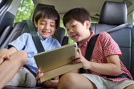 son driving father sitting - Japanese kids in the car Stock Photo - Premium Royalty-Free, Code: 622-09235724