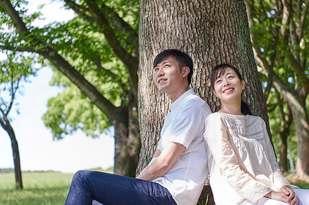 simsearch:622-09235744,k - Japanese couple in a city park Photographie de stock - Premium Libres de Droits, Code: 622-09235740