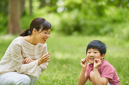 simsearch:622-09235744,k - Japanese family in a city park Photographie de stock - Premium Libres de Droits, Code: 622-09235768