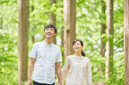 simsearch:622-09235744,k - Japanese couple in a city park Photographie de stock - Premium Libres de Droits, Code: 622-09235770