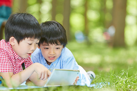 simsearch:622-06900703,k - Japanese kids in a city park Photographie de stock - Premium Libres de Droits, Code: 622-09235785