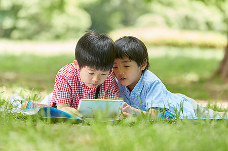 family with tablet in the park - Japanese kids in a city park Stock Photo - Premium Royalty-Free, Code: 622-09235780