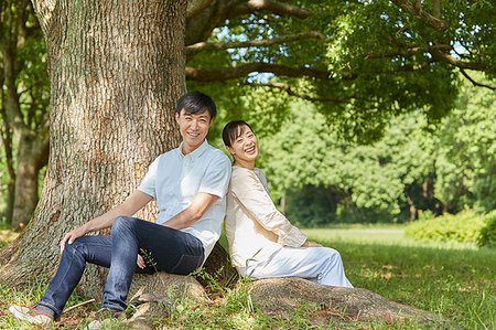 simsearch:622-09235708,k - Japanese couple in a city park Fotografie stock - Premium Royalty-Free, Codice: 622-09235807