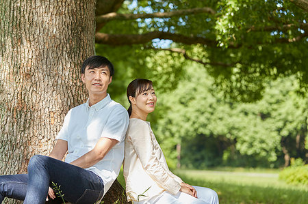 simsearch:622-09235708,k - Japanese couple in a city park Fotografie stock - Premium Royalty-Free, Codice: 622-09235808