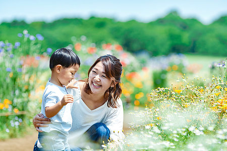 simsearch:6118-07809003,k - Japanese family in a city park Stock Photo - Premium Royalty-Free, Code: 622-09235818