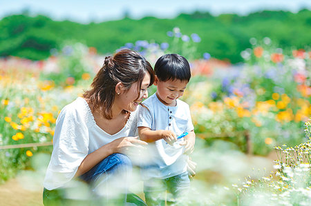 simsearch:6118-07809003,k - Japanese family in a city park Stock Photo - Premium Royalty-Free, Code: 622-09235819