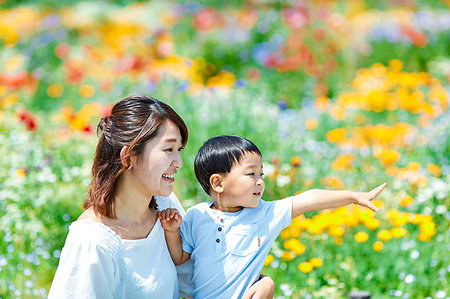 simsearch:6118-07809002,k - Japanese family in a city park Stock Photo - Premium Royalty-Free, Code: 622-09235825