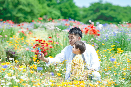 simsearch:400-06063102,k - Japanese family in a city park Fotografie stock - Premium Royalty-Free, Codice: 622-09235829