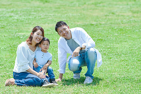 simsearch:622-09235818,k - Japanese family in a city park Foto de stock - Sin royalties Premium, Código: 622-09235832