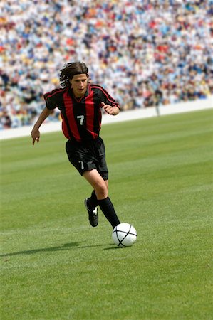 dribbler - Joueur de soccer courir avec le ballon Photographie de stock - Premium Libres de Droits, Code: 622-00701488