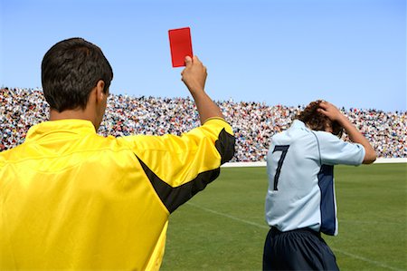 Referee showing red card to disappointed player Foto de stock - Royalty Free Premium, Número: 622-00701507