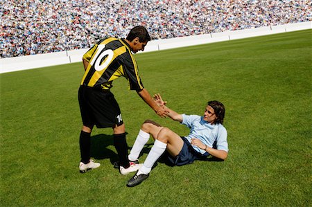 fairplay - Fußball-Spieler helfen Gegner Stockbilder - Premium RF Lizenzfrei, Bildnummer: 622-00701508