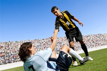 fairplay - Fußball-Spieler helfen Gegner Stockbilder - Premium RF Lizenzfrei, Bildnummer: 622-00701510