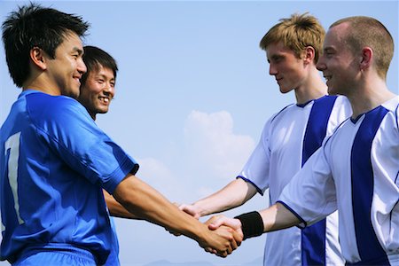 sportsmanship - Deux équipes de football serrent la main Photographie de stock - Premium Libres de Droits, Code: 622-00701580