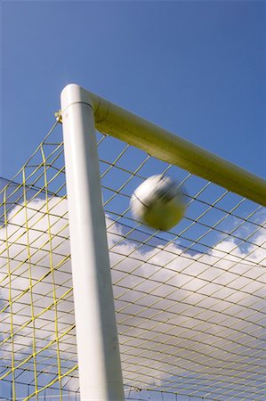 slow shutter - Soccer ball flying into top corner of goal Foto de stock - Sin royalties Premium, Código: 622-00701637