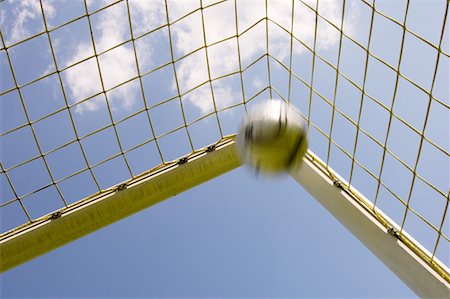 slow shutter - Soccer ball flying into top corner of goal Foto de stock - Sin royalties Premium, Código: 622-00701638