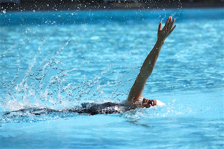 Female Swimmer Swimming Backstroke Foto de stock - Royalty Free Premium, Número: 622-00806905