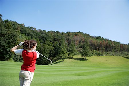 Vue arrière d'une golfeuse en action Photographie de stock - Premium Libres de Droits, Code: 622-00807005