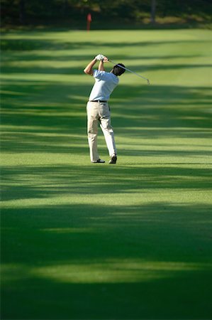 Male golfer hitting towards the green Stock Photo - Premium Royalty-Free, Code: 622-00807023