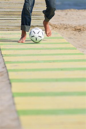 simsearch:622-01080599,k - Male practicing soccer on beach Foto de stock - Sin royalties Premium, Código: 622-01080596