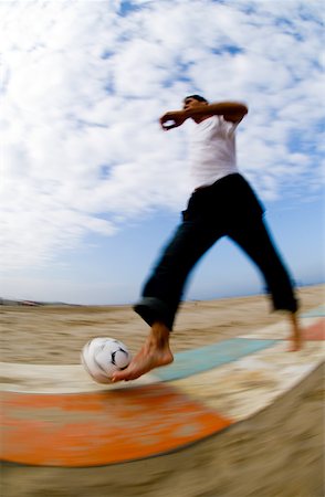 simsearch:622-01080599,k - Caucasian male playing with soccer ball on beach Foto de stock - Sin royalties Premium, Código: 622-01080593