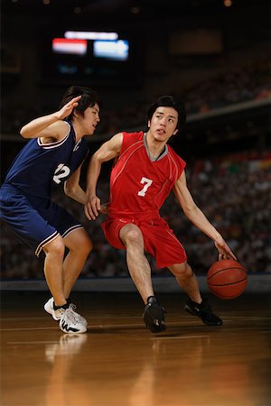 Deux jeunes basketteurs asiatique en compétition Photographie de stock - Premium Libres de Droits, Code: 622-01080614