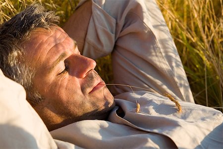 Man relaxing in long grass Foto de stock - Sin royalties Premium, Código: 622-01080641