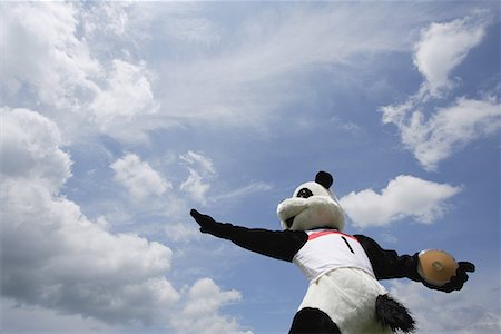 Panda Throwing a Discus Stock Photo - Premium Royalty-Free, Code: 622-01572258