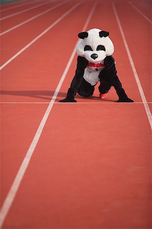sprinting panda - Panda Crouching on a Track Foto de stock - Sin royalties Premium, Código: 622-01572250