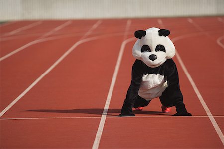 Panda Crouching on a Track Foto de stock - Sin royalties Premium, Código: 622-01572251
