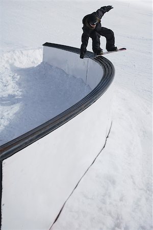 simsearch:622-01695701,k - Snowboarder Doing a Railslide Fotografie stock - Premium Royalty-Free, Codice: 622-01695687