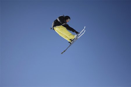 simsearch:622-01695701,k - Skier Flying Through the Air Fotografie stock - Premium Royalty-Free, Codice: 622-01695697