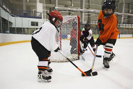 estadio para patinaje en hielo - Young Hockey Players Foto de stock - Sin royalties Premium, Código: 622-01695809