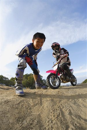 pista de terra - Motocross Riders Foto de stock - Royalty Free Premium, Número: 622-01956294