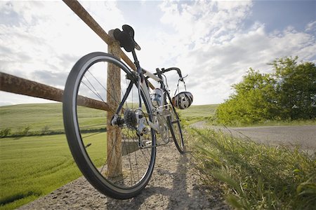 spokes - Racer bike parked on roadside by the railing Foto de stock - Sin royalties Premium, Código: 622-02198540