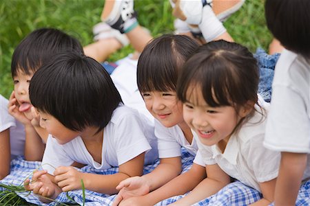 simsearch:622-02354181,k - Kinder, die auf der Vorderseite zusammen im Park liegend lächelnd Stockbilder - Premium RF Lizenzfrei, Bildnummer: 622-02354174
