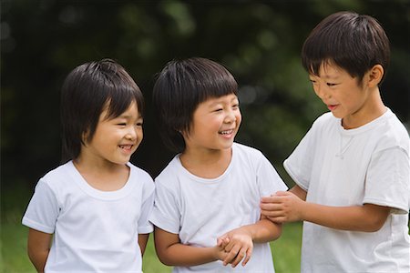 simsearch:622-02354181,k - Lächelnde Kinder sprechen im park Stockbilder - Premium RF Lizenzfrei, Bildnummer: 622-02354179