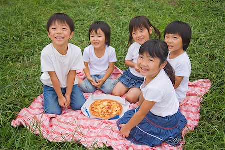 simsearch:622-02758451,k - Enfants manger pizza Photographie de stock - Premium Libres de Droits, Code: 622-02354184