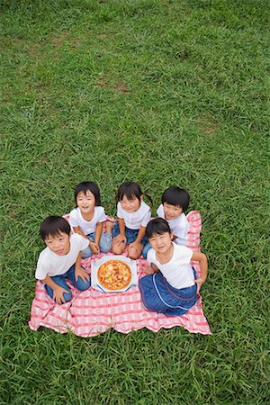 simsearch:622-02758451,k - Enfants bénéficiant de manger la pizza Photographie de stock - Premium Libres de Droits, Code: 622-02354274