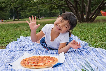 simsearch:622-02354266,k - Mädchen essen Pizza liegend auf einer Decke Stockbilder - Premium RF Lizenzfrei, Bildnummer: 622-02354270