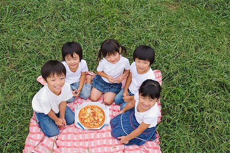 simsearch:622-02758451,k - Enfants bénéficiant de manger la pizza Photographie de stock - Premium Libres de Droits, Code: 622-02354273