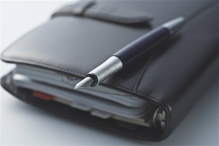 penna stilografica - Leather diary with fountain pen Fotografie stock - Premium Royalty-Free, Codice: 622-02354346