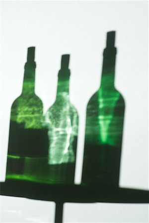 simsearch:622-02354696,k - Schatten von Wein-Flaschen und Gläser Wein Stockbilder - Premium RF Lizenzfrei, Bildnummer: 622-02354844