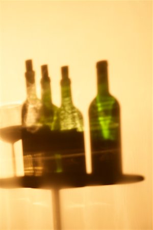 simsearch:622-02354696,k - Schatten von Wein-Flaschen und Gläser Wein Stockbilder - Premium RF Lizenzfrei, Bildnummer: 622-02354846