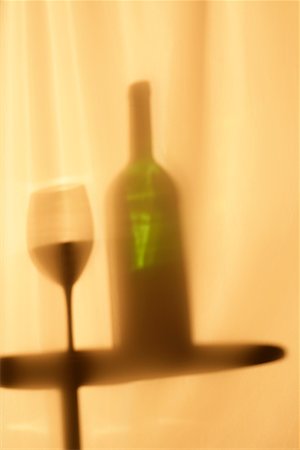 simsearch:622-02354696,k - Schatten von Wein-Flaschen und Gläser Wein Stockbilder - Premium RF Lizenzfrei, Bildnummer: 622-02354847